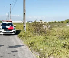 Homem é encontrado morto a tiros às margens de rodovia, em Cabedelo