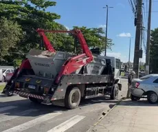 Imagens mostram momento em que mulher e criança de 5 anos são atropeladas por caminhão