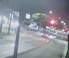 Imagens mostram motorista de carro furando sinal vermelho e atingindo motoboy, em João Pessoa