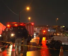 Jovem morre e dois irmãos ficam feridos após carro colidir com carreta, em João Pessoa