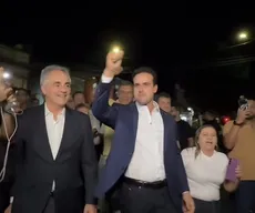 Lucas Ribeiro chega a debate com Cartaxo e aumenta especulação sobre vice na chapa