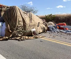 Motorista fica ferido após veículo de carga tombar na BR-230, em Pombal