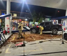 Motorista perde controle de carro, atinge bomba de combustível e motociclistas em Mamanguape