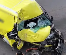 Motorista perde controle de van e bate em pilastra de passarela em João Pessoa