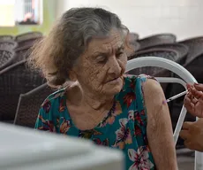 Pessoas a partir de 85 anos começam a receber vacina Pneumo 20 em Campina Grande