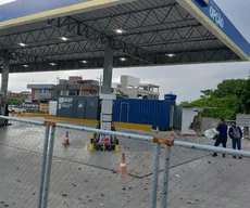 Suspeitos explodem posto de combustíveis e trocam tiros com a polícia, em João Pessoa