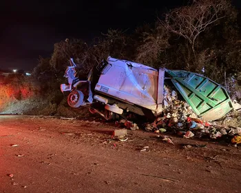 Acidente entre caminhão, carro e motos deixa três mortos e feridos na BR-104, no Agreste