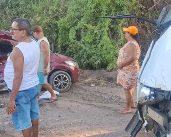 Acidente entre carro e ônibus deixa duas pessoas mortas, em Caaporã