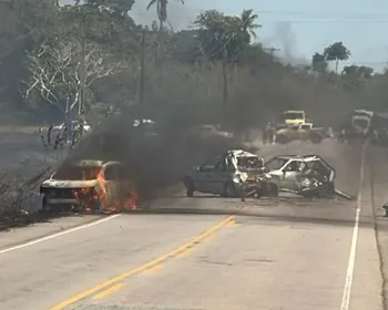Acidente entre quatro carros, um caminhão e uma moto deixa cinco feridos, em Alhandra
