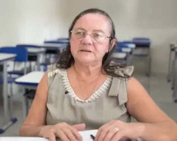 Aos 65 anos, mulher que não estudou na infância aprende a ler e escreve primeiro livro na PB