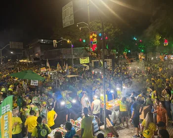 Apoiadores realizam ato pró-Flávio Bolsonaro na Avenida Epitácio Pessoa, em João Pessoa