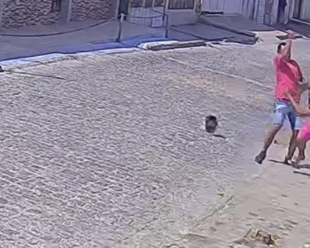 Câmera flagra homem agredindo mulher com golpes de faca em Piancó, no Sertão da PB