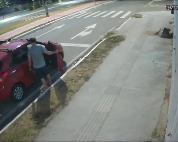 Câmera flagra homem furtando cone em João Pessoa