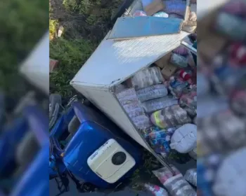 Caminhão-baú cai em ribanceira após colisão com ônibus na Paraíba