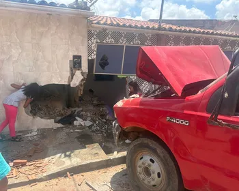 Caminhão carregado de tijolos desce ladeira e bate em duas casas na PB