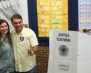 Flávio Bolsonaro vota no Rio de Janeiro e diz que 'o Brasil vai mudar e vai vencer'