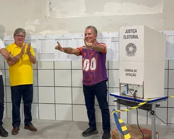 Candidato ao Senado, Nabor Wanderley vota em Patos, no Sertão da Paraíba