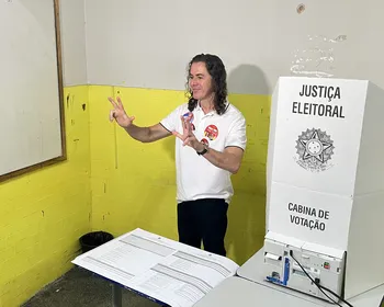 Candidato ao Senado, Veneziano Vital do Rêgo vota em Campina Grande