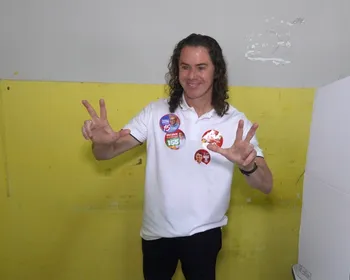 Candidato ao Senado, Veneziano Vital do Rêgo vota em Campina Grande