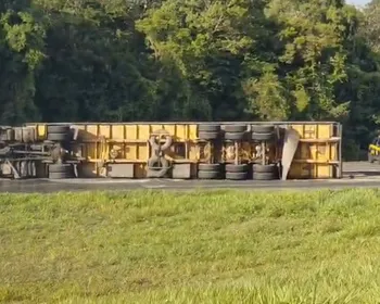 Carreta tomba e bloqueia duas faixas da BR-230, em Cruz do Espírito Santo