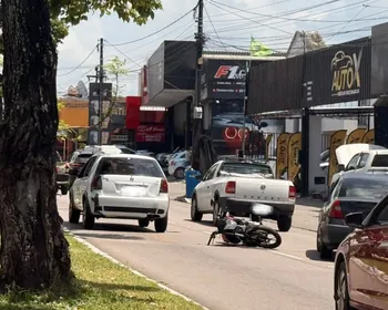 Colisão entre carro e moto deixa mulher gravemente ferida, em João Pessoa