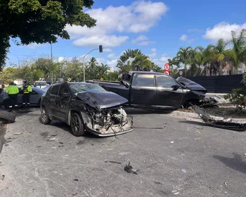 Acidente entre carros deixa mulher ferida e bloqueia Avenida Beira Rio, em João Pessoa