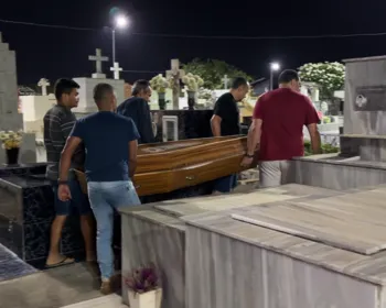 Corpo de idosa encontrada morta dentro de casa em João Pessoa é sepultado