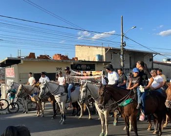 Criança morta em acidente após ser arremessada para telhado de casa é sepultada em Campina Grande