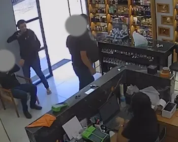 Dupla armada assalta loja de importados e causa prejuízo estimado em R$ 70 mil, em Pombal