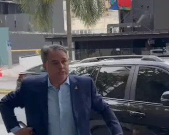 Efraim participa de reunião de emergência no PL após suspeita de fuga de Flávio Bolsonaro ao EUA