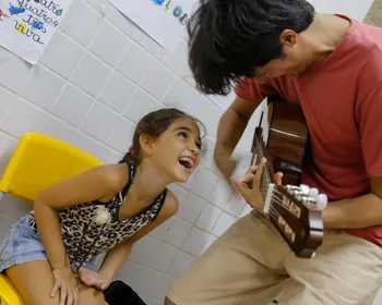 Entre notas e palavras: musicoterapia amplia a comunicação de pessoas com autismo