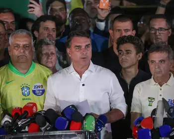 Flávio Bolsonaro apaga carta golpista em que se dizia ‘presidente eleito’ do Brasil