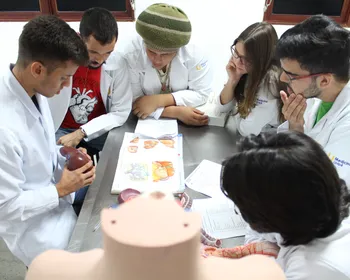 Formação médica contemporânea reforça a centralidade de competências socioemocionais e do cuidado
