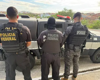 Grupo suspeito de tráfico de drogas e crimes violentos é alvo de operação da PF, no Sertão