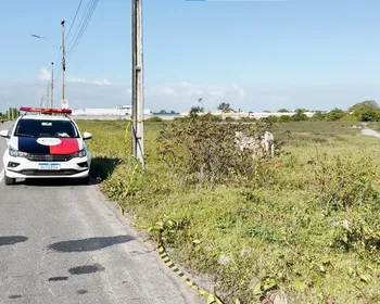 Homem é encontrado morto a tiros às margens de rodovia, em Cabedelo