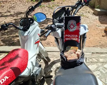 Homem é preso e adolescente é apreendido suspeitos de assaltar casa, em Cajazeiras