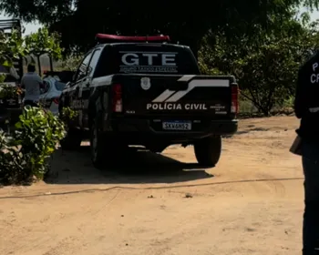 Homem é preso suspeito de matar mãe com golpes de enxada, em Cruz do Espírito Santo