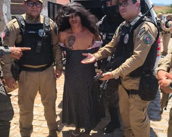 Homem suspeito de homicídios é preso vestido de mulher e segurando criança, no Litoral Norte