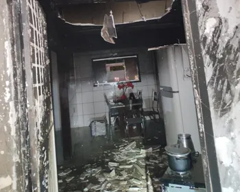Idoso morre e filha fica gravemente ferida após incêndio em casa, em Patos