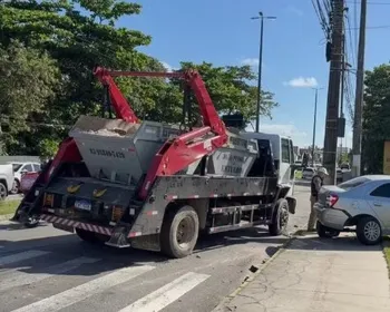 Imagens mostram momento em que mulher e criança de 5 anos são atropeladas por caminhão