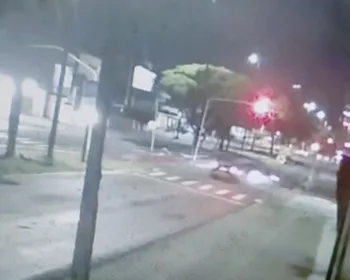 Imagens mostram motorista de carro furando sinal vermelho e atingindo motoboy, em João Pessoa