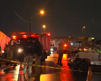 Jovem morre e dois irmãos ficam feridos após carro colidir com carreta, em João Pessoa