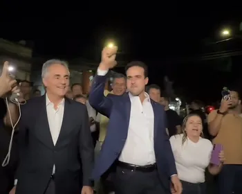 Lucas Ribeiro chega a debate com Cartaxo e aumenta especulação sobre vice na chapa