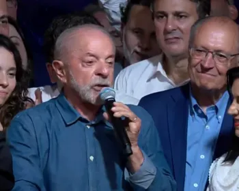 Lula comemora reeleição: 'Quem ganhou foi a honradez, o nacionalismo e a democracia'