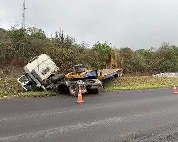 Motorista fica ferido após perder controle de caminhão e tombar na BR-230, em Campina Grande