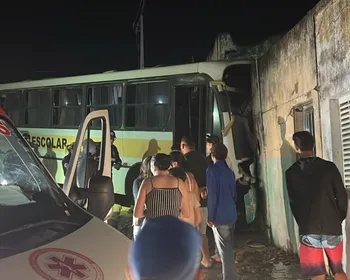 Motorista morre e estudantes ficam feridos após ônibus escolar bater em muro, em Aroeiras
