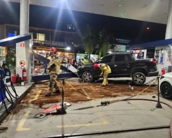 Motorista perde controle de carro, atinge bomba de combustível e motociclistas em Mamanguape