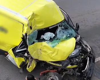 Motorista perde controle de van e bate em pilastra de passarela em João Pessoa