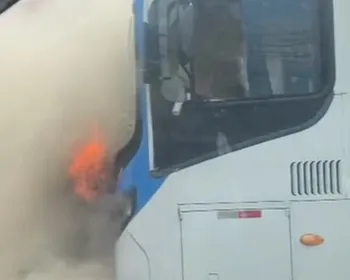 Ônibus pega fogo em João Pessoa após pane elétrica