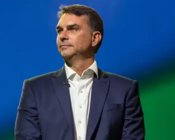 Opinião: Flávio ativa modo "golpista" e cria discurso para bolsonarismo justificar derrota